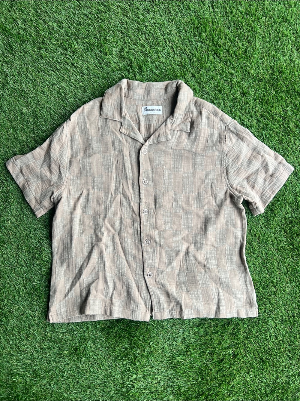 No Boundaries Men's Short Sleeve Button-Up Shirt in Beige and Light Brown